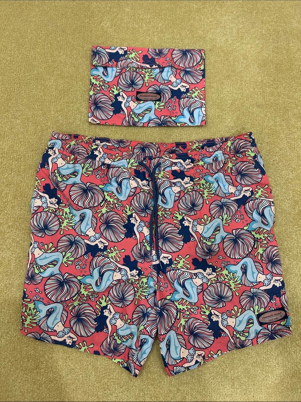 New Vineyard Vines Colorful Mermaid & Shell Print Swim Trunks and Pouch - Picture 8 of 15